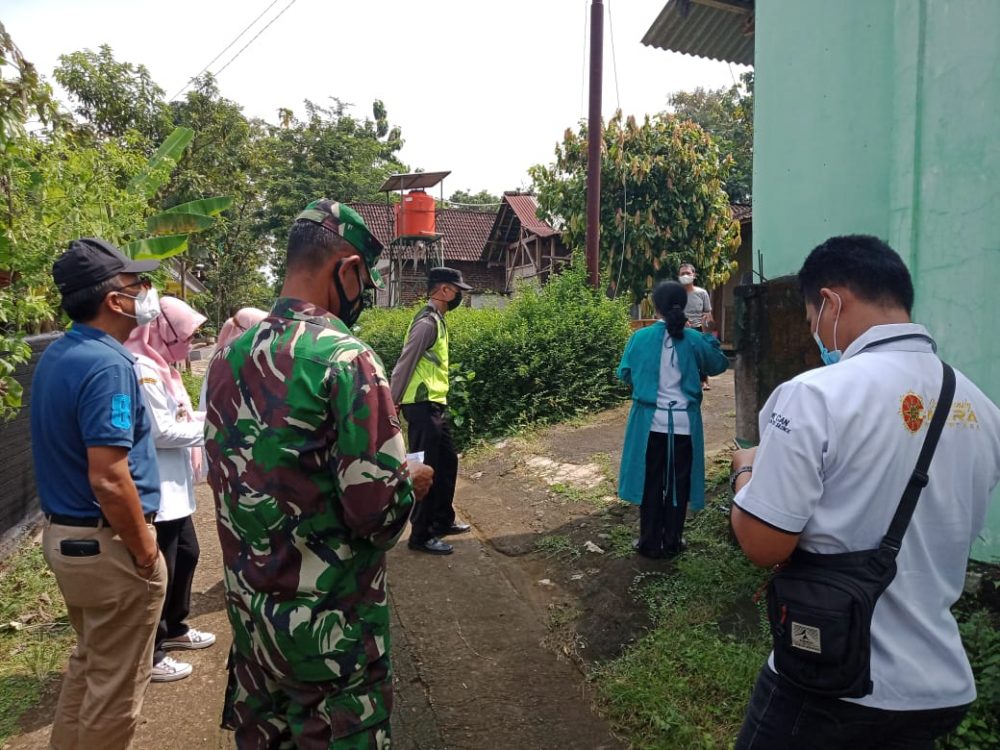 Babinsa Koramil 03/Ngadirojo Di Masing-Masing Desa Binaan Dampingi Petugas Kesehatan Laksanakan Tracing