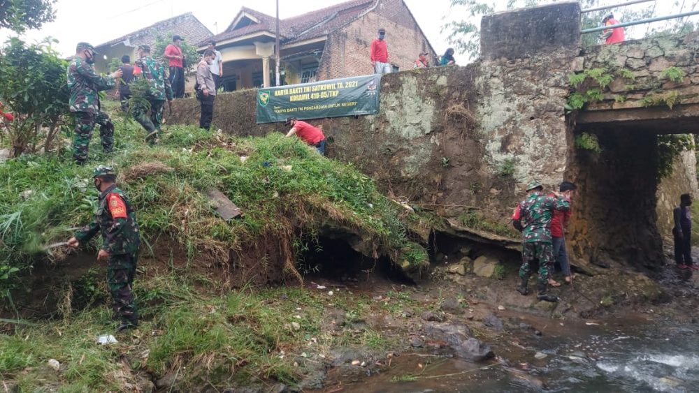 Kodim 0410/KBL melaksanakan kegiatan pembersihan sungai