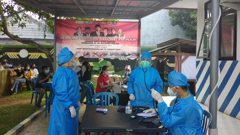 Jelang Hari Bhayangkara Ke- 75, Polres Lampung Utara Bersama Dinkes Gelar Vasinasi Massal Serentak di 29 Lokasi