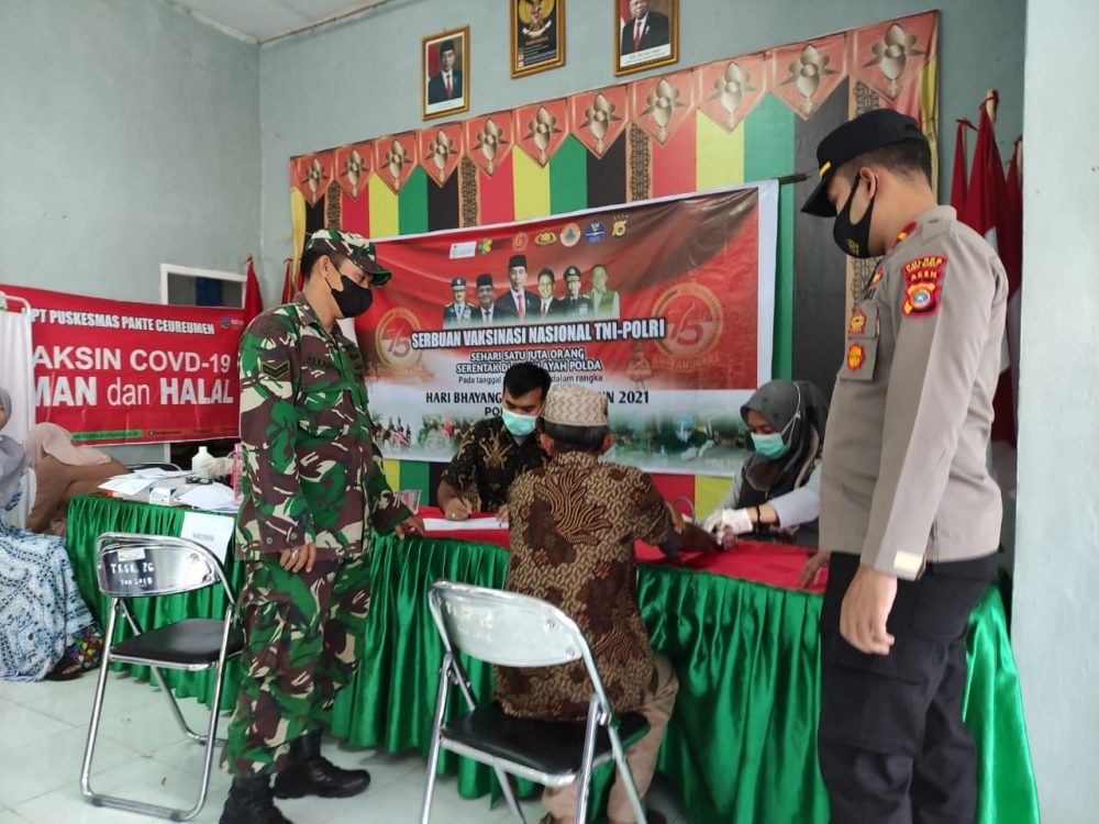 Kawal Vaksinasi Serentak Di Aceh Barat, TNl - Polri Persilahkan Warga Untuk Datang