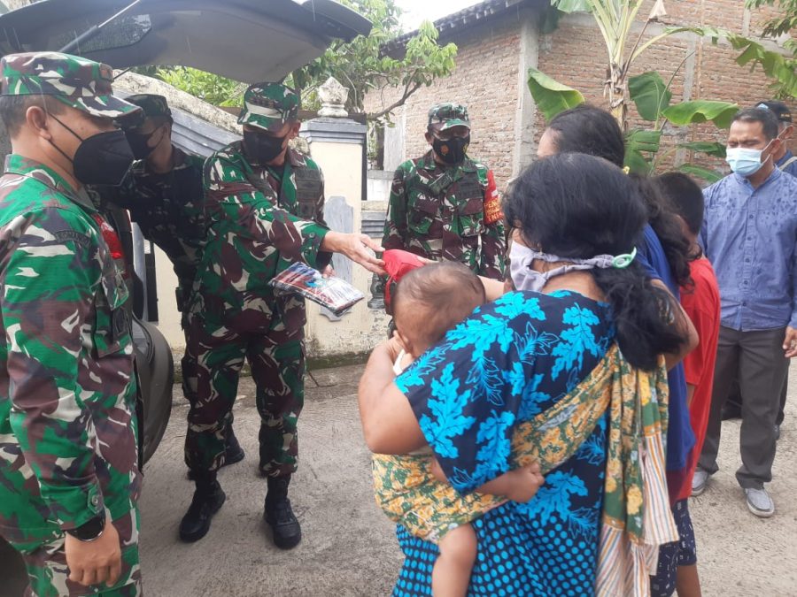 Danrem 074/Wrt Kolonel Inf Deddy Suryadi, didampingi Dandim 0726/Sukoharjo Letkol Inf Agus Adhy Darmawan Serahkan Sembako dan Alat Dapur Kepada Warga Tidak Mampu.