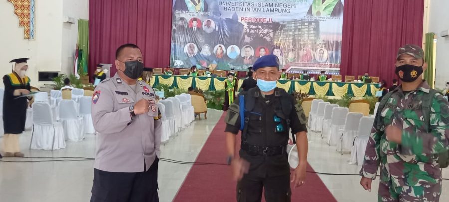 Serma I Putu Gede bersama Bhabinkamtibmas Kelurahan Sukarame memonitor kegiata Yudisium