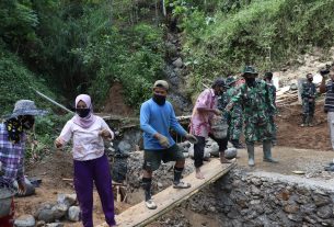 Kades Sujarwo Diminta Untuk Tambah Warganya di Jalan TMMD