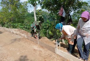 Emak Emak Pun Bisa Pasang Bekisting Di TMMD Reg 111