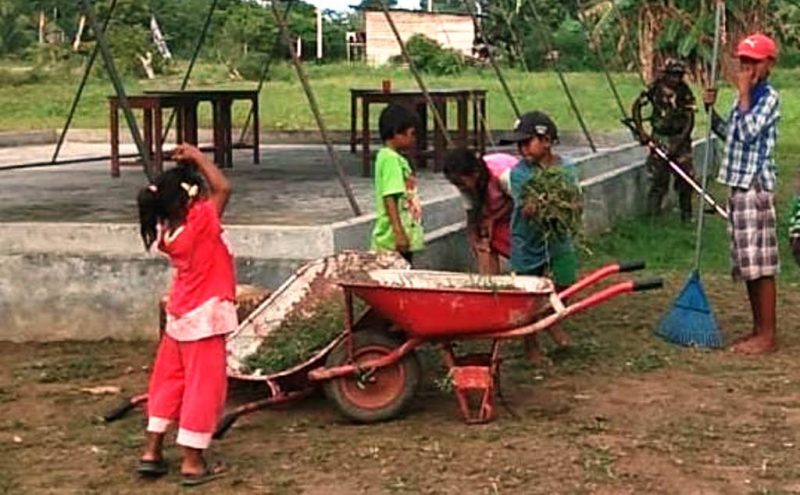 Anak-anak Kampung Dorba Ikut Serta Sukseskan TMMD