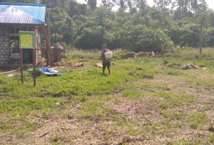 Pembersihan Keliling Halaman Gereja dan Rumah Pastori TMMD Kodim Sarmi