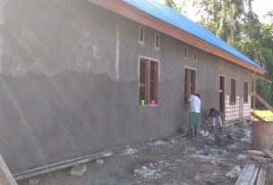Tak Mengenal Lelah, Satgas TMMD Kodim Sarmi dan Warga Lakukan Pemlesteran Gereja