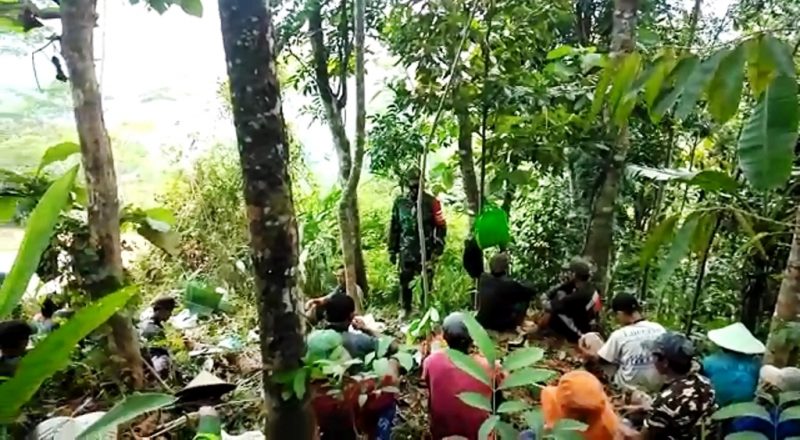 Rembug Warga Terkait Jalan TMMD Juga Dilakukan di Pinggir Hutan