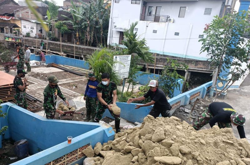 Guyub..!! Anggota Satgas TMMD Bersama Warga Kebut Pembangunan Talud