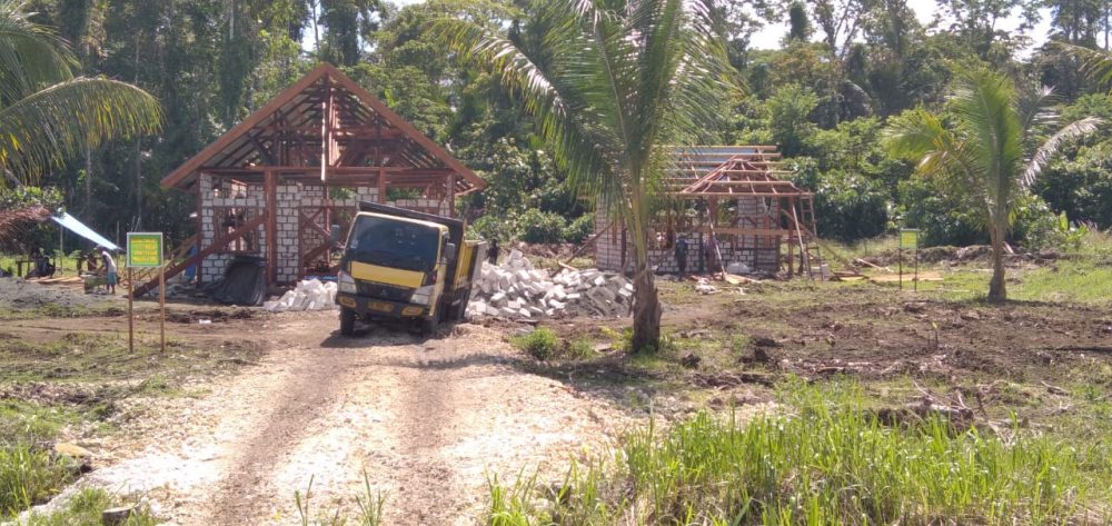 TMMD Kodim 1712/Sarmi Bangun Rumah Pastori, Gereja, dan Balai Kampung