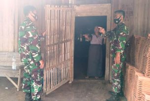 Anggota TNI Pra TMMD Ke 111 Kodim 0718/Pati Tinjau Kesiapan Ruhayati Untuk RTLH