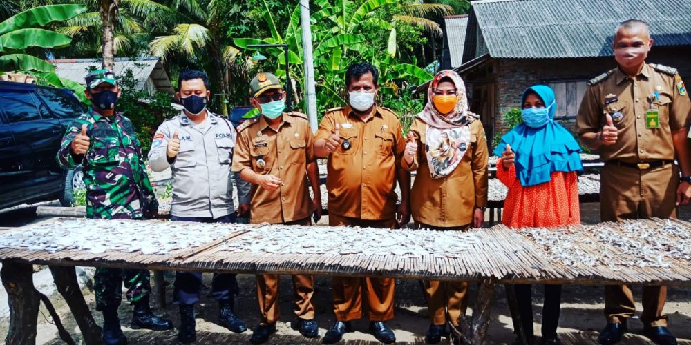 berikan Bantuan Bedah Rumah dan Meninjau Pengolahan Ikan Asin