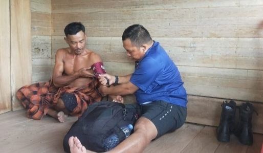 ANGGOTA KESEHATAN SATGAS TMMD KE-111 KODIM 1407/BONE, SIAP CEK KESEHATAN WARGA DAN SATGAS TMMD