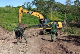 Adanya Alat Berat Sangat Bermanfaat (Excavator) Dan Sangat Membantu Dalam Pembuatan Jalan TMMD Ke-111.