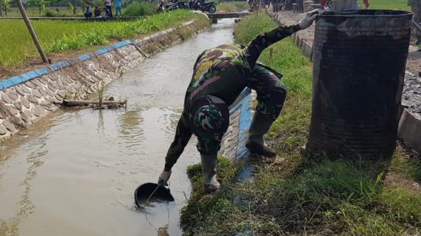 Air Saluran Irigasi Sangat Berperan Selama Proses Pekerjaan Jalan Betonisasi Hingga Selesai