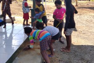Anak-anak Kampung Dorba Bantu Satgas TMMD dan Warga Bersihkan Gereja