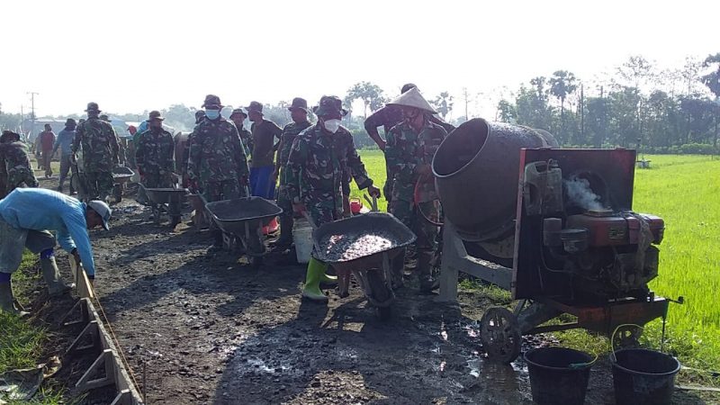 Anggota Satgas TMMD 111, Antri Tumpahan Adonan Cor Dari Mulut Molen