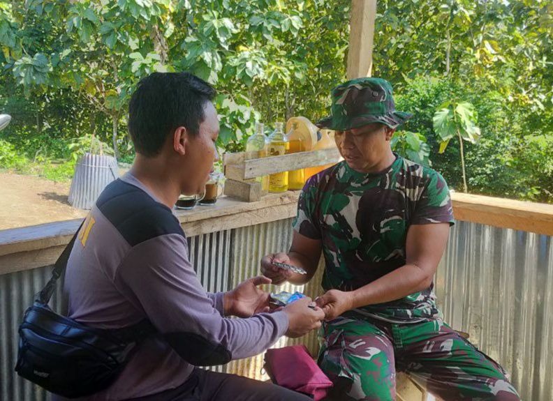 Anggota Satgas TMMD 111 Kodim 1407/Bone Saling Berbagi