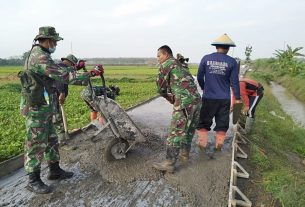 Anggota Satgas TMMD Bersama Warga Betonisasi Jalan Tamansari