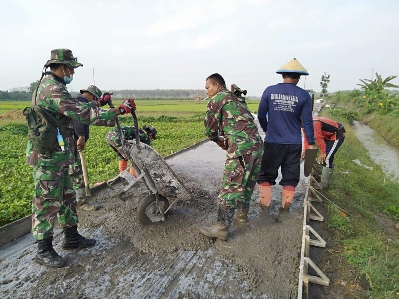 Anggota Satgas TMMD Bersama Warga Betonisasi Jalan Tamansari