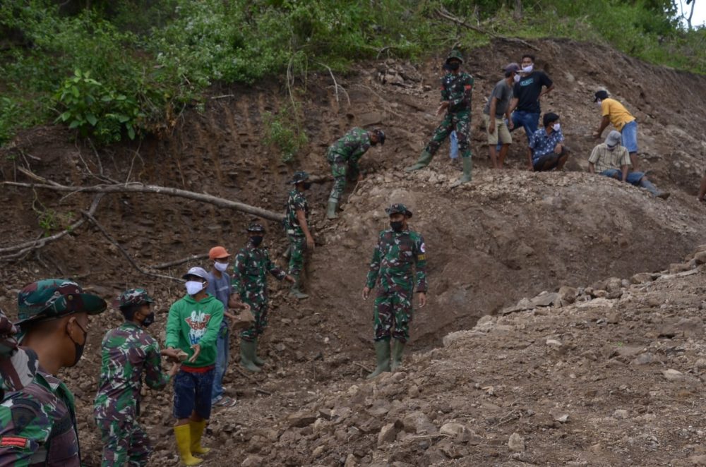 Anggota Satgas TMMD Ke -111 Kodim 1407/ Bone Mulai Gali pemasangan Sasaran Gorong-Gorong