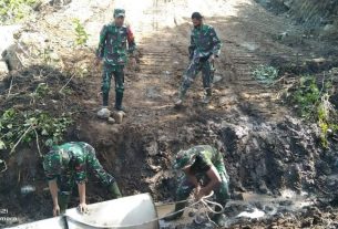 Anggota Satgas TMMD Tak Kenal Lelah Dalam Pembangunan Gorong - gorong