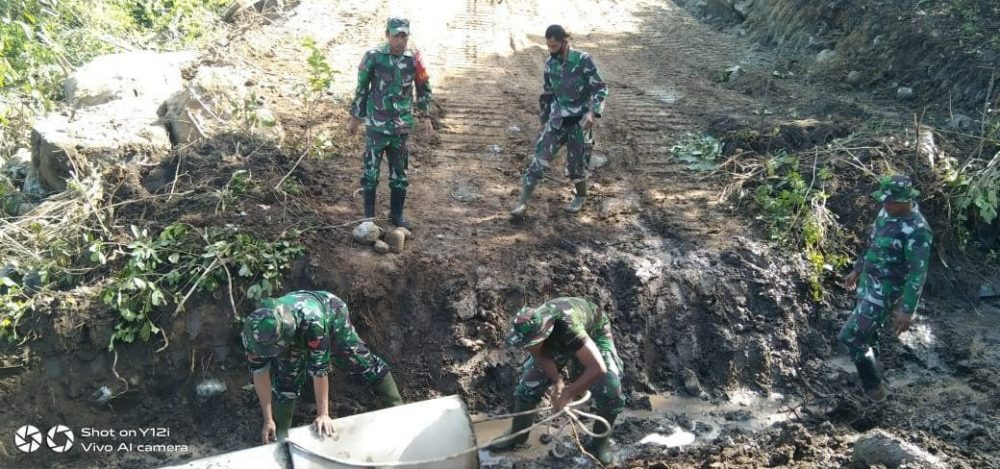 Anggota Satgas TMMD Tak Kenal Lelah Dalam Pembangunan Gorong - gorong
