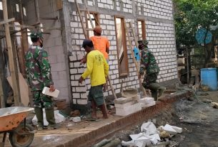 Anggota Satgas TNI Bantu Persipkan Pemasangan Dinding Rumah Milik Sapar(60)