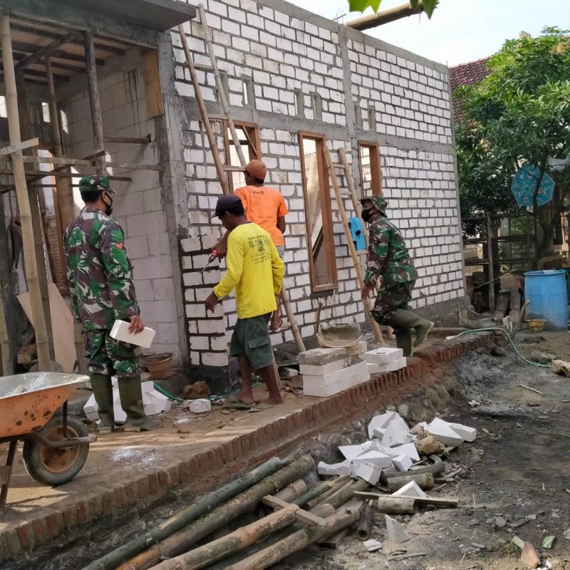 Anggota Satgas TNI Bantu Persipkan Pemasangan Dinding Rumah Milik Sapar(60)
