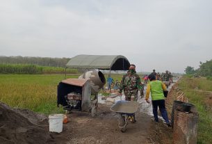 Anggota TNI Dan Warga, Pejuang Untuk Pembangunan Di Desa Tamansari