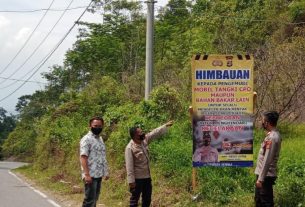 Antisipasi Kebocoran Minyak atau Oli saat Lintasi Jalinbar, Polsek Semaka Pasang Banner Imbauan