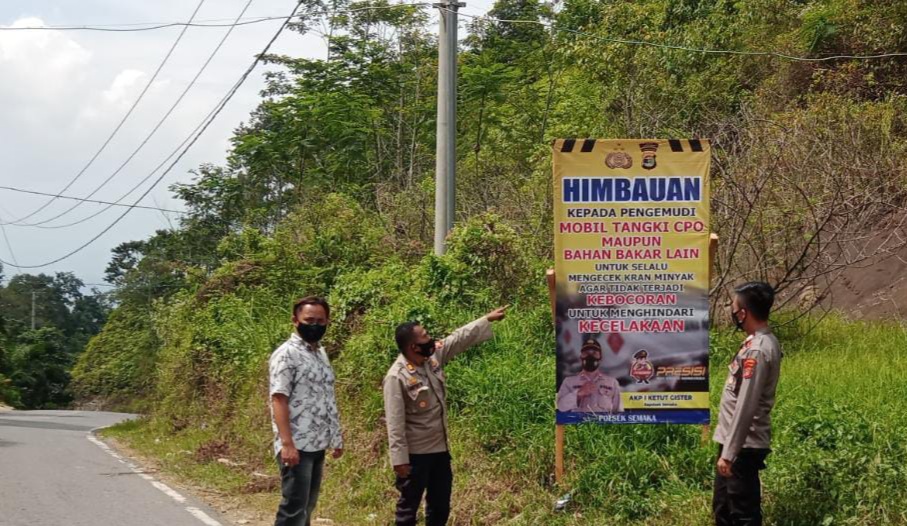 Antisipasi Kebocoran Minyak atau Oli saat Lintasi Jalinbar, Polsek Semaka Pasang Banner Imbauan