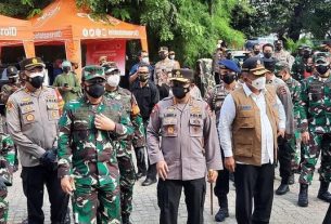 Apresiasi Gerai Vaksin Keliling Kapolri dan Panglima TNI Kunjungi Tiga Lokasi Gerai Polres Metro Jakarta Pusat
