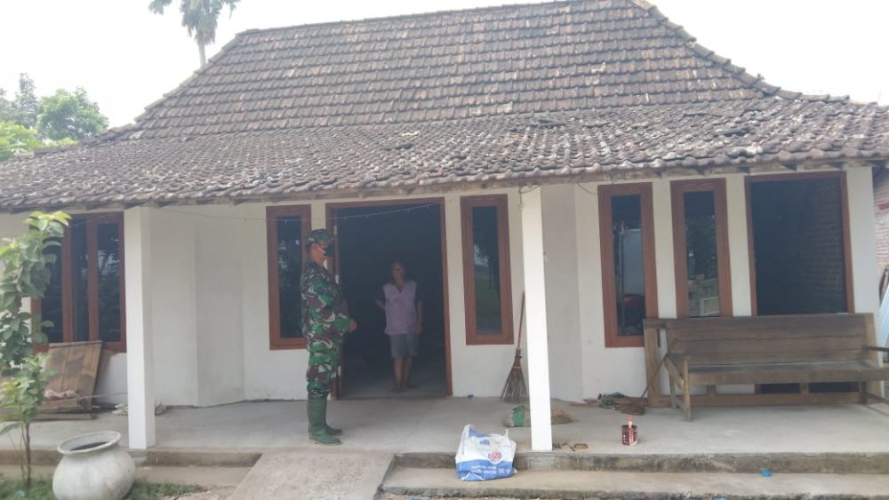 Babinsa Desa Tamansari Hasil Rehap RTLH Nyaman Di Tempati