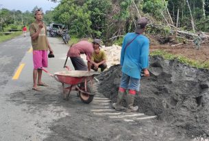 Babinsa Pantai Timur Bantu Warga Ambil Pasir Material Bangunan TMMD