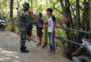 Bagikan Masker Kepada Anak-anak Satgas TMMD Himbau Pentingnya Prokes