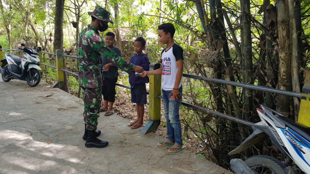 Bagikan Masker Kepada Anak-anak Satgas TMMD Himbau Pentingnya Prokes