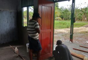 Balai Kampung TMMD Mulai Dipasang Pintu