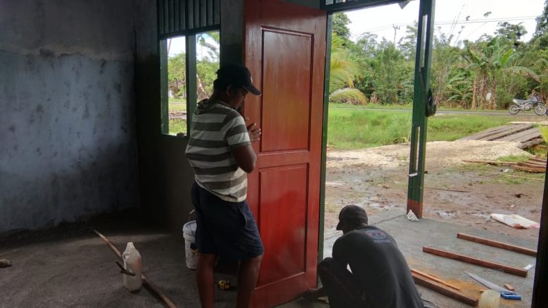 Balai Kampung TMMD Mulai Dipasang Pintu