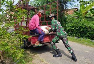 Satgas TMMD Bantu Angkat Beras Milik Warga Untuk Dijual Kepasar