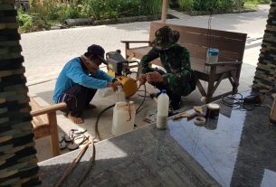 Satgas TMMD Bantu Warga Perbaiki Mesin Kompresor Plitur