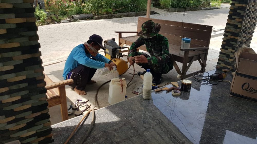 Satgas TMMD Bantu Warga Perbaiki Mesin Kompresor Plitur