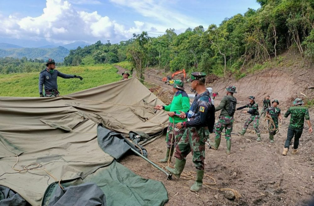 Begini Kekompakan Satgas TMMD Mendirikan Tenda di Lokasi