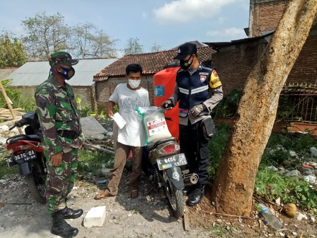 Bersama Babinkamtiksam Memberikan Bantuan Sembako Kepada Warga