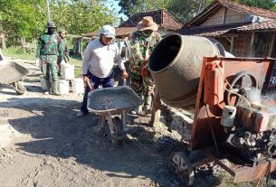 Bersinergi Membangun Negeri, TNI Bersama Masyarakat Tamansari Berjuang Membangun Jalan Penghubung Antar Desa