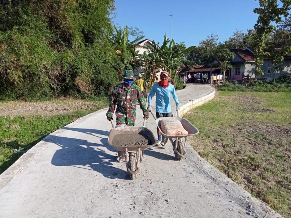 Butuh Perjuangan Dari Lokasi Pembuatan Adonan Beton Menuju Lokasi Betonisasi Jalan