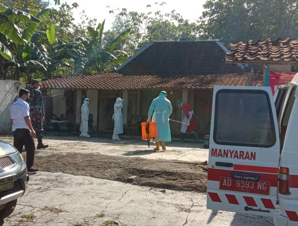 Cegah Penularan Covid 19, Babinsa Dampingi Nakes Laksanakan Swab Kepada Warga