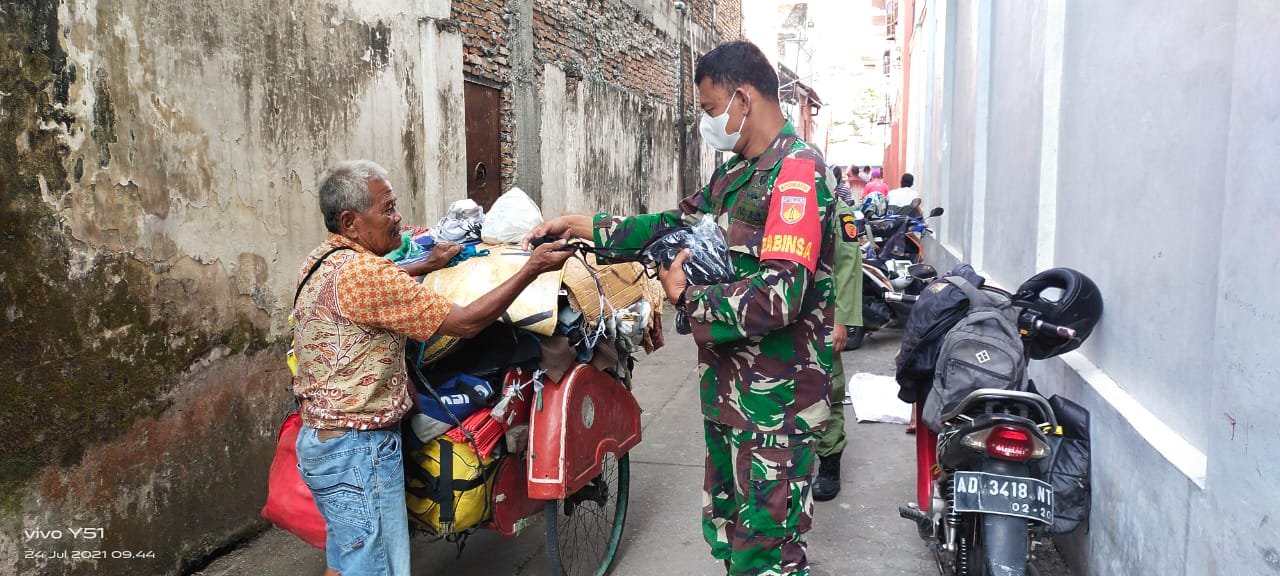 Cek PPKM Level 4, Sertu Dwi Santoso Bagikan Masker