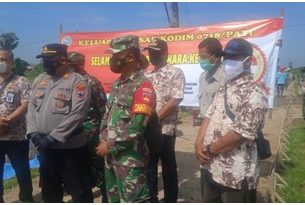 Dalam Rangka HUT polri BPK AKP Subadi SH Mendapat Kejutan Ditempat Pengecoran oleh Danramil Jaken Kapten Kav Budi Karyadi S.E dan Kepala Desa Tamansari Gus Amin