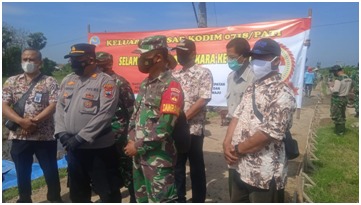 Dalam Rangka HUT polri BPK AKP Subadi SH Mendapat Kejutan Ditempat Pengecoran oleh Danramil Jaken Kapten Kav Budi Karyadi S.E dan Kepala Desa Tamansari Gus Amin